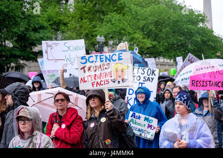 Marzo per la scienza rally su terra giorno, Washington DC, Stati Uniti d'America, 22 aprile 2017. Gli attivisti e manifestanti marciano lungo la Constitution Avenue al Regno St Foto Stock