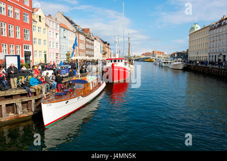 Molo di nyhavn nel centro di copenhagen, Danimarca. i turisti e i locali godono la colorata architettura, bar, ristoranti e barche. Foto Stock