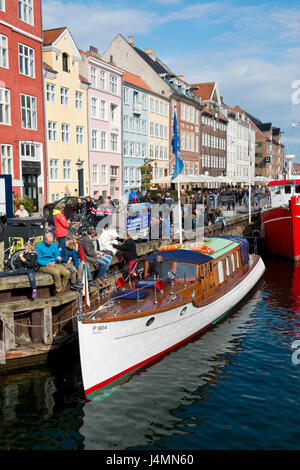 Molo di nyhavn nel centro di copenhagen, Danimarca. i turisti e i locali godono la colorata architettura, bar, ristoranti e barche. Foto Stock