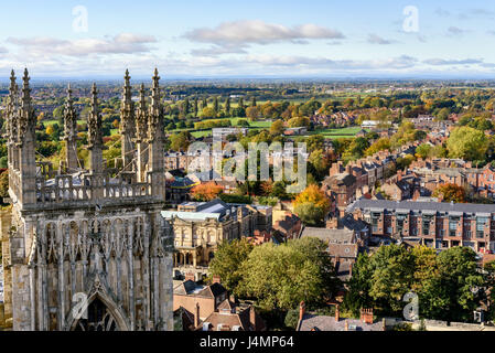 Vista delle guglie della chiesa e della città di York, in Inghilterra dalla cima di York Minster Foto Stock