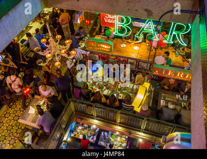 Il bar di notte nel centro di Bogotà, Colombia Foto Stock