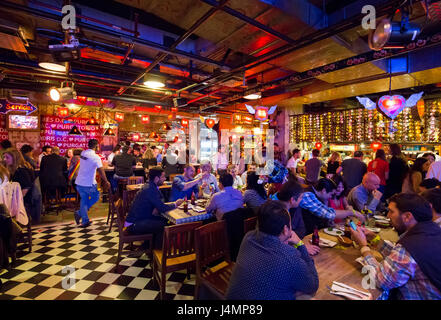 Il bar di notte nel centro di Bogotà, Colombia Foto Stock