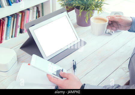 Tablet PC con spazio vuoto per il vostro testo e uomo detiene il telefono. Foto Stock