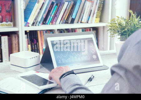 L'uomo lavora con analisi finanziaria applicazione per tablet pc. Foto Stock