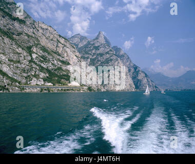 L'Italia, gardasee, costa ovest, Uferstrasse, Occidentale Europa, Tu Lago di Garda, Lago, viaggio in barca, wake, vista montagna, costa, Gardesana Occidentale, street, percorso di traffico, 56 ponti, 74 gallerie, Küstenstrasse Foto Stock