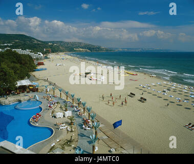 La Bulgaria, Albena, strutture dell'hotel, piscina, spiaggia sabbiosa, bagnanti, panoramica Europa, Est Europa, il litorale del Mar Nero, costa, alberghi, hotel, spiaggia, ombrelloni e sedie a sdraio, turisti, spiaggia vacanze, vacanze estive, distensione, del resto, i suns, bagno solare, godetevi, vi take it easy, turismo, destinazione destinazione per vacanze, tempo libero offrono, estati Foto Stock