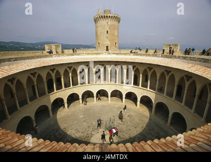 Spagna, Mallorca, Palma, Castell de Bellver, cortile interno, turistico, panoramica , nelle Isole Baleari, isola del mediterraneo, isola, capitale, fortezza, castello, rotonda, portici, galleria di prua, architettura, luogo di interesse, turismo, destinazione, cultura, storia Foto Stock