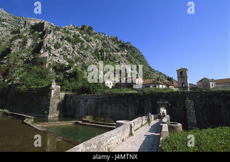 Montenegro, Boka Kotorska, Kotor, vista città, Ponte Passirio-dall'Europa, Crna Gora, Città Vecchia, case, case, la chiesa, il campanile, le mura, inclinazione, montagna, flussante Foto Stock