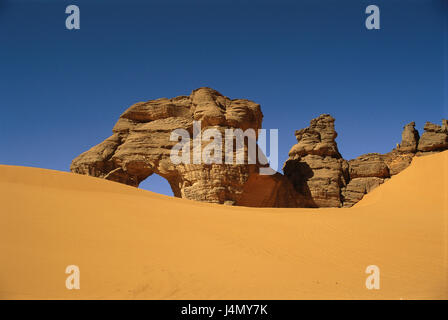 Libia, deserto del Sahara, Akakusgebirge, paesaggi selvaggi, pietra naturale bow 'Fozzigaren' Africa, Nord Africa, Akakus national park, scenario, regione asciutta, bile massiccio, rock, rock formazione, formazione di bile, la sabbia del deserto, concezione, moduli di formazione, secchezza, calore secco, larghezza, sabbia, solitudine, silenzio, vita ostilità, natura Foto Stock