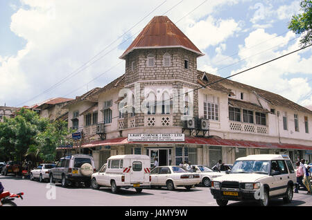 Tanzania Dar es Salaam, Samora avenue, scene di strada, department store in Africa, porta, vista città, centro città, Viale Indipendenza, edificio 'angolo di luce Ltd.", vecchio, rinnovo-indigenti, traffico traffico cittadino Foto Stock