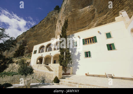 Spagna, Maiorca, Puig de Randa, Santuari de Nostra Senyora de Gracia, isole Baleari, isola del mediterraneo, isola, montagne, rock, chiostro francescano, chiostro del chiostro, edificio, struttura, luogo di interesse, icona, l'isolamento, la solitudine, la concezione, la fede e la religione, stop, la meditazione Foto Stock