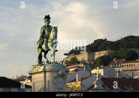 Praca Th commercio, statua di equitazione, re Jose io, Castelo Sao Jorge, Baixa, untertown, Lisbona, Portogallo Foto Stock