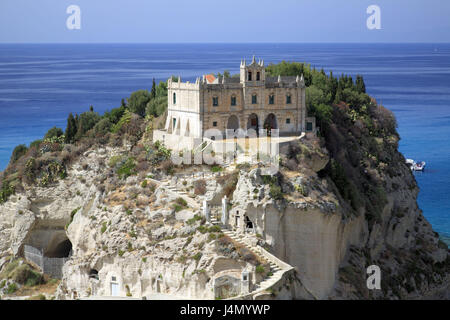 L'Italia, Calabria Tropea, provincia di Vibo Valentia, roccia arenaria, chiesa di Santa Maria dell'isola, mare, cielo, Süditalien, rock, la Chiesa del pellegrinaggio, viaggio di balena, benedettino di pellegrinaggio della Chiesa, la struttura, il cristianesimo, chiostro, nella chiesa cattedrale, abbazia, luogo di interesse, turismo, il Mar Mediterraneo, blu, Horizon, sole, Foto Stock