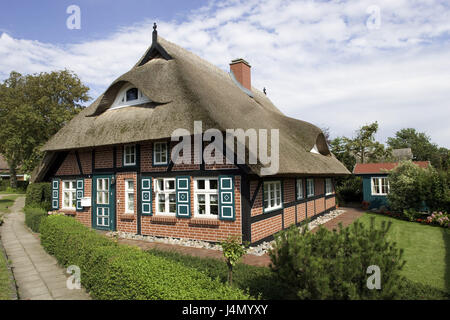 Germania, Meclemburgo-Pomerania occidentale, pesce paese, Wustrow, casa residenziale, tetto di paglia, Foto Stock