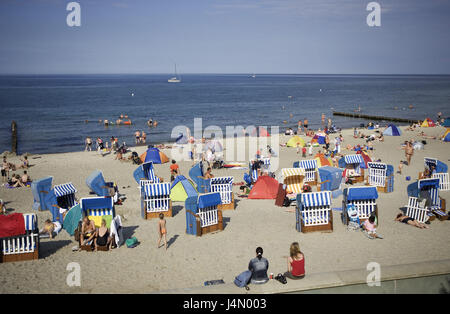 Germania, Meclemburgo-Pomerania occidentale, molla di raffreddamento, Baltico bagno, spiaggia, bagnanti, Foto Stock