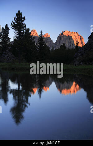 L'Italia, Alto Adige, Dolomiti, Pordoijoch, Sassopiatto, Sassolungo, lago, mirroring, sera, Foto Stock