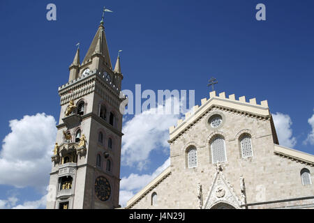 L'Italia, Regione Sicilia, Messina, cattedrale, Torre campanaria, cielo, blu, nubi Kampanien, cattedrale, chiesa, basilica, Kampanile, torre, orologio, Cristianesimo, religione, fede, turismo, luogo di interesse, sole, Foto Stock