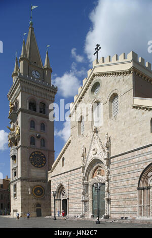 L'Italia, Regione Sicilia, Messina, Piazza del Duomo, Cattedrale, Torre campanaria, Kampanien, piazza del Duomo, Cattedrale, basilica, chiesa, torre, orologio, architettura, il Cristianesimo, religione, fede, persona, turistico, turismo, luogo di interesse, sole, cielo, blu, nubi Foto Stock