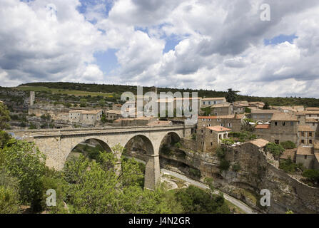 France, Languedoc-Roussillon, Minerve, vista locale, il Ponte Europa, destinazione, luogo, scenario, viticoltura village, area vitivinicola, Minervois, view, Sky, nubi cloudies, edificio, case, architettura, ponte arcuato, Foto Stock