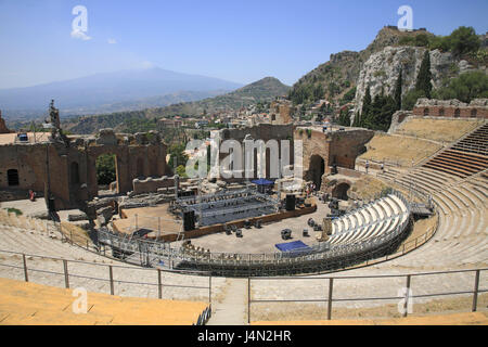 L'Italia, sicilia, Taormina, il teatro greco, vista sul vulcano Etna, cielo blu, Süditalien, isola, rock, montagna, teatro, anfiteatro, set cinematografico, eventi, musica eventi, persone, turisti, luogo di interesse, turismo, vulcano Etna, visualizzare il sole, Foto Stock