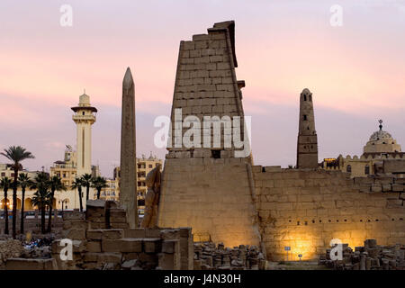 L'Egitto, la valle del Nilo, Luxor, città del tempio di Luxor, l'obelisco, crepuscolo, Foto Stock