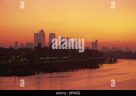 Gran Bretagna, Inghilterra, Londra, vista città, paese dock, silhouette, flusso Tamigi, di post-incandescenza, Foto Stock