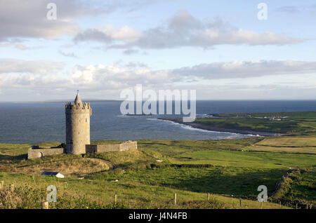 Irlanda, Munster, County Clare, Doolin, Doonagore Castello, torre, Foto Stock