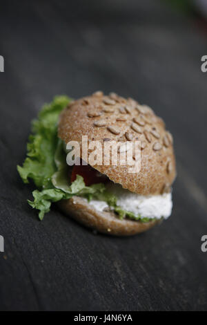 Pane integrale panini con insalata, tavolo in legno, Foto Stock