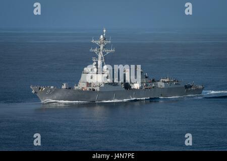 Gli Stati Uniti Navy Arleigh Burke-class missile destroyer USS Halsey durante un esercizio di formazione con Theodore Roosevelt Carrier Strike gruppo 11 maggio 2017 nell'Oceano Pacifico. Foto Stock