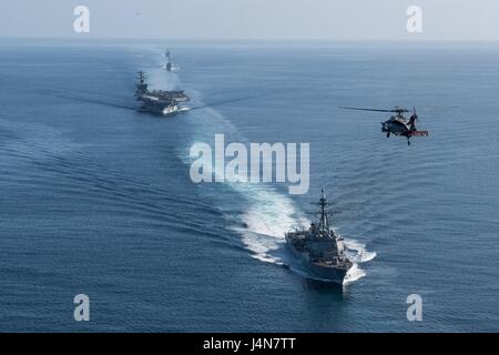 Gli Stati Uniti Nimitz Navy-class portaerei nucleare USS Theodore Roosevelt sotto scorta da parte di navi e di aeromobili durante un esercizio di formazione Maggio 11, 2017 nell'Oceano Pacifico. Foto Stock