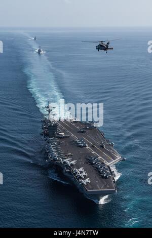 Gli Stati Uniti Nimitz Navy-class portaerei nucleare USS Theodore Roosevelt sotto scorta da parte di navi e di aeromobili durante un esercizio di formazione Maggio 11, 2017 nell'Oceano Pacifico. Foto Stock