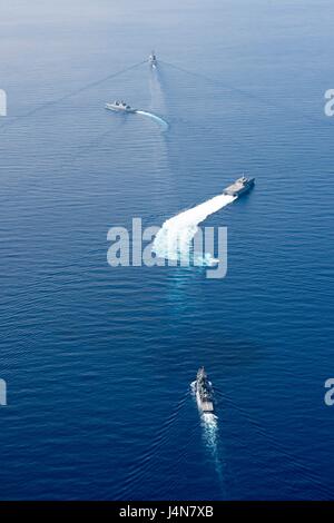 Gli Stati Uniti Navy Arleigh Burke-class guidato-missile destroyer USS Sterett, Repubblica di Singapore Navy frigate RSS Intrepid, Littoral Combat Ship USS Coronado e La Marina Militare tailandese frigate HTMS Naresuan durante le tattiche divisionale come parte della cooperazione multilaterale a galla la prontezza e la formazione 11 maggio 2017 nel Mare della Cina del Sud. Foto Stock