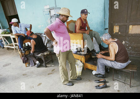 Cuba, Trinidad, plaza Honorato, lucidascarpe, boy, cliente, nessun modello di rilascio, America Centrale, strada, persona, uomini, locali cubani, servizio pulizia scarpe, scarpe pulite, lavoro, lavoro, servizio, vita professionale, lavori in corso, esterno, Foto Stock