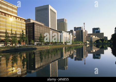 Giappone, Honshu, Tokyo Imperial Palace fossato, mirroring, superficie di acqua, Asia, Hibiya, skyline, viaggi, case, alta sorge, architettura, la costruzione di uffici, alto ufficio blocchi, acqua, canale, soleggiato, Foto Stock