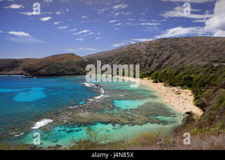 Gli Stati Uniti, Hawaii, Oahu Islanda, Honolulu, Hanauma Bay, turistica, le isole hawaiane, destinazione mare, bay, costa, spiaggia, bagnanti, persone, turismo, Coral reef, turchese, scenario, rock, palme, Foto Stock