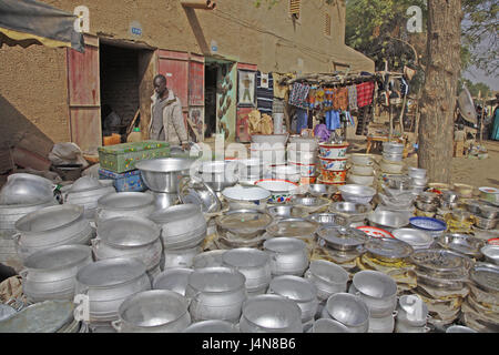 Africa occidentale, Mali, Niger-Binnendelta, città di Mopti, mercato, commercio, pentole, articoli domestici, Foto Stock