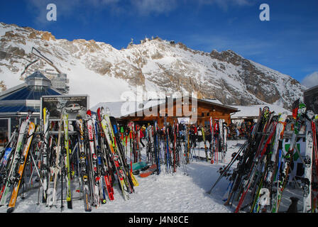 In Germania, in Baviera, Zugspitze basso tedesco, prendisole, Alpine Ski stand, Alta Baviera, Garmisch-Partenkirchen, sulla montagna Zugspitze, zona sciistica, Sonnalpin, ristorante, Gastronomia, circolare in vetro letto floreale, circolare letto floreale, edificio, sci, Snwoboards, persone Foto Stock