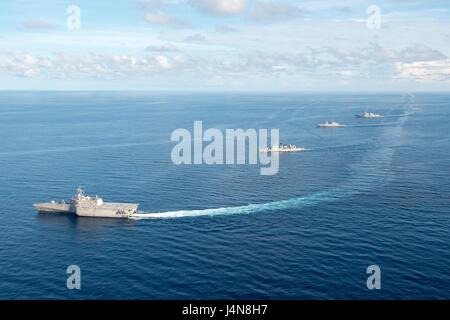 Gli Stati Uniti Navy Littoral Combat Ship USS Coronado, Repubblica di Singapore Navy frigate RSS Intrepid, Arleigh Burke-class guidato-missile destroyer USS Sterett e il Thai Royal Navy frigate HTMS Naresuan durante le tattiche divisionale come parte della cooperazione multilaterale a galla la prontezza e la formazione 11 maggio 2017 nel Mare della Cina del Sud. Foto Stock