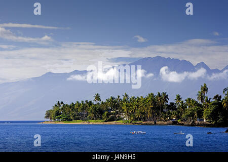 Gli Stati Uniti, Hawaii Maui Islanda, Lahaina, costa, palme, le isole hawaiane, destinazione mare, barche, spiaggia, sfondo, montagne, cieli, nubi Foto Stock