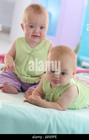 Neonati a 7 mesi, gemelli, sedersi, giacciono, ritratto, Foto Stock