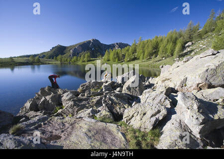 In Francia, il parco nazionale del Mercantour, lago di montagna, alpinista, Lakeside, break, paesaggio di montagna Foto Stock