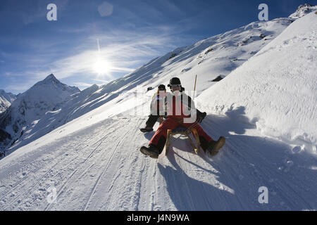 Austria, Tirolo, sfiato, il gruppo di slitte, partenza, paesaggio invernale Foto Stock