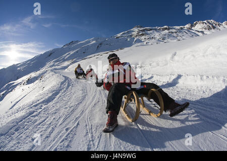 Austria, Tirolo, sfiato, il gruppo di slitte, partenza, paesaggio invernale, arricciata Foto Stock