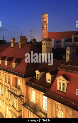 In Germania, in Baviera, Monaco di Baviera, ufficio del turismo, cari donna's Cathedral, sera, Foto Stock