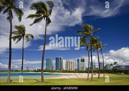 Gli Stati Uniti, Hawaii, Oahu Islanda, Honolulu, Mamala Bay, palme, le isole hawaiane, destinazione, spiaggia, mare, cielo, cloudies, ventoso, vento, alta sorge, Foto Stock