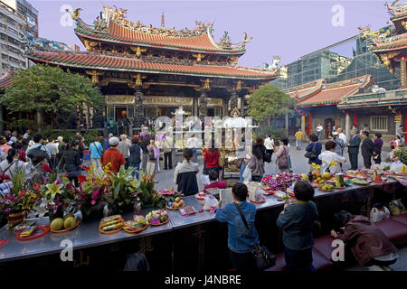 Taiwan, Taipeh, tempio Longshan, credenti, nessun modello di rilascio, Asia, Asia orientale, la città capitale, Building, Edificio del tempio, architettura, fede, religione, Buddismo, persona, esterno, offre, Foto Stock