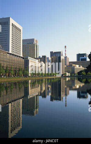 Giappone, Honshu, Tokyo Imperial Palace fossato, mirroring, superficie di acqua, Asia, Hibiya, skyline, viaggi, case, alta sorge, architettura, la costruzione di uffici, alto ufficio blocchi, acqua, canale Foto Stock