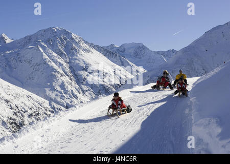 Austria, Tirolo, sfiato, il gruppo di slitte, partenza, paesaggio invernale Foto Stock