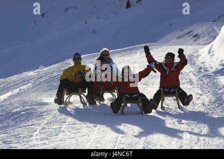 Austria, Tirolo, sfiato, il gruppo di slitte, partenza, paesaggio invernale Foto Stock