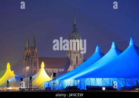 In Germania, in Baviera, Monaco di Baviera, Tollwood festival, tende, inverno, la chiesa di Paolo, Theresienwiese, sera, Foto Stock